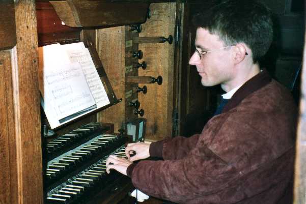  Andreas Ruetschlin an der 
 rekonsruierten Silbermann-Orgel 